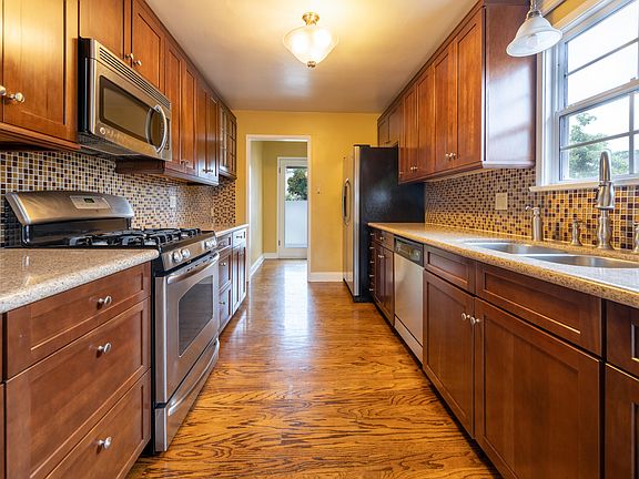4th image of 2270 Katherine Ave