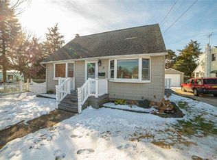 8 Kenneth Ln, Bay Shore, NY 11706