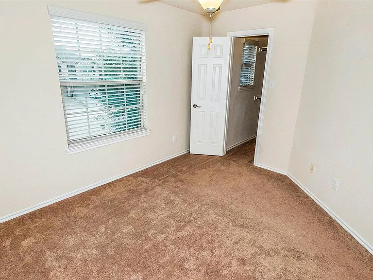 6475 Calgary Woods Ln — Photo 14
