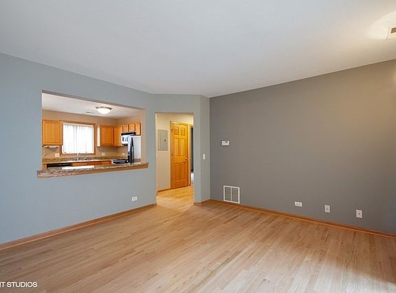 3rd image of 5963 N Northwest Hwy APT 102