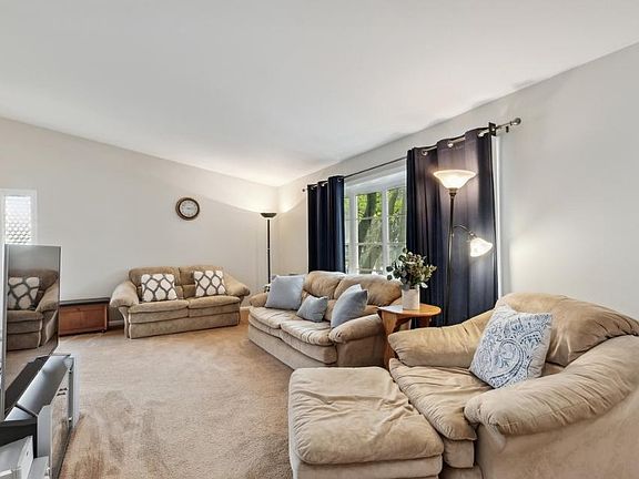 3rd image of 205 E Knob Hill Dr