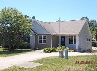 938 Twin Oaks Dr, Henryville, IN 47126