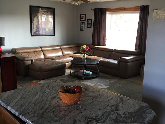 3rd image of 31 Queensway Dr