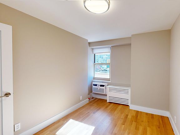 5th image of 310 Greenwich St APT 13d