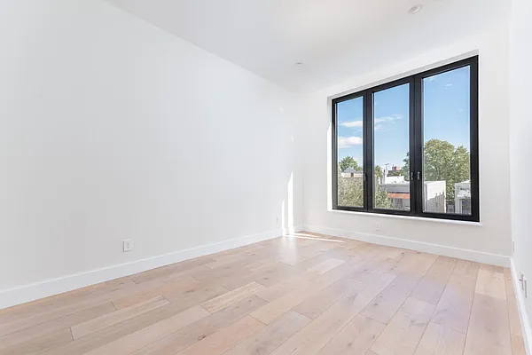 Sold by Modern Spaces | media 5