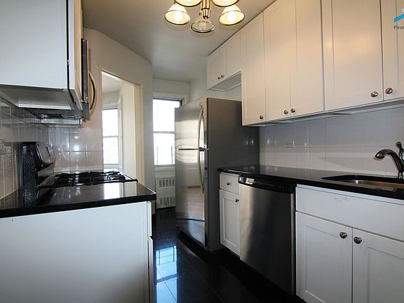 4th image of 250 E 73rd St APT 14F