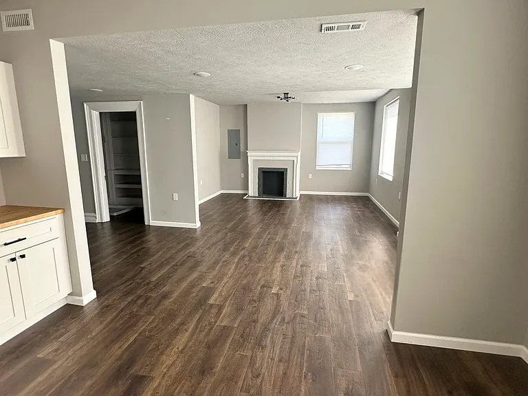102 Hastings Ave #2 — Photo 4