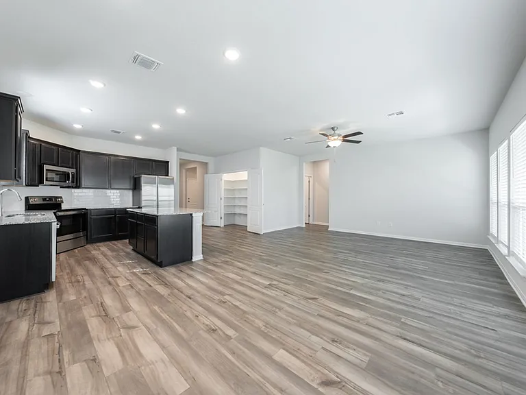 738 Friar Tuck Dr — Photo 2