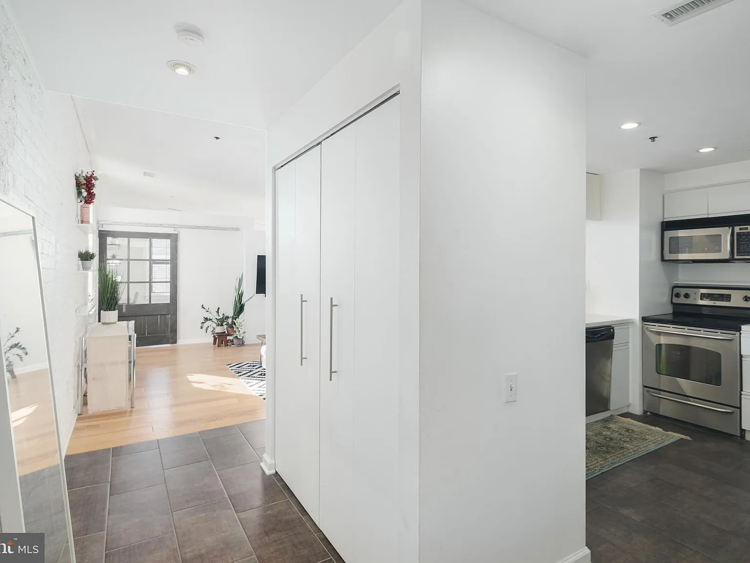 Bridgeview Condominium — Photo 3