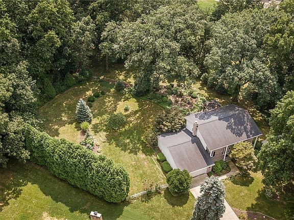 2nd image of 674 Greenbrier Cir NE