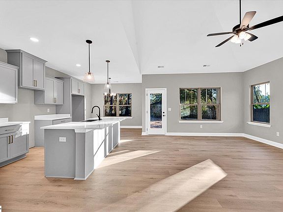 5th image of 232 Evelyn Dr
