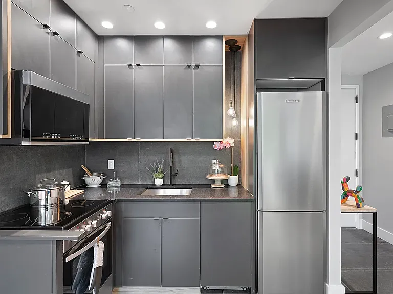 682 Hancock St #3F — Photo 2