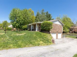 112 Derbyshire Dr, Swansea, IL