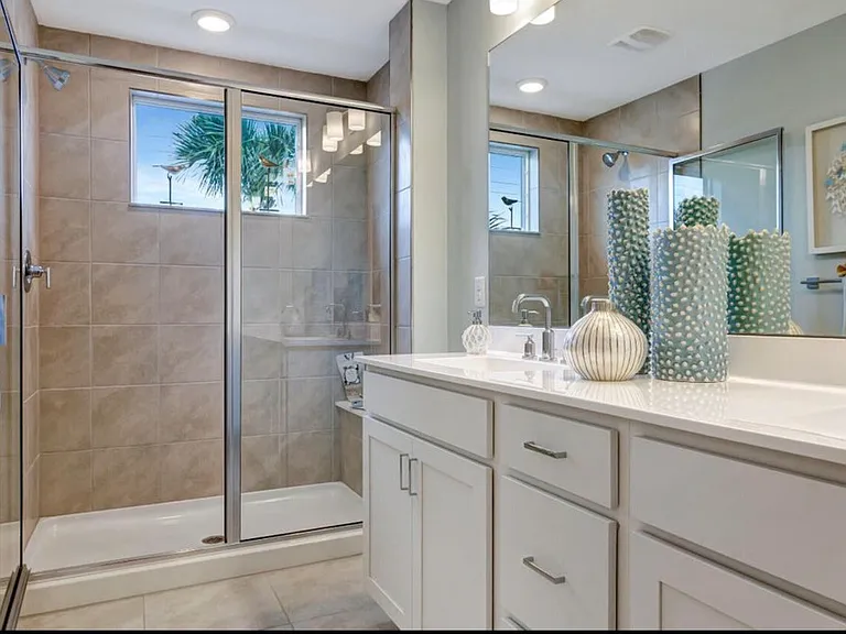 608 NE Waters Edge Ln — Photo 4