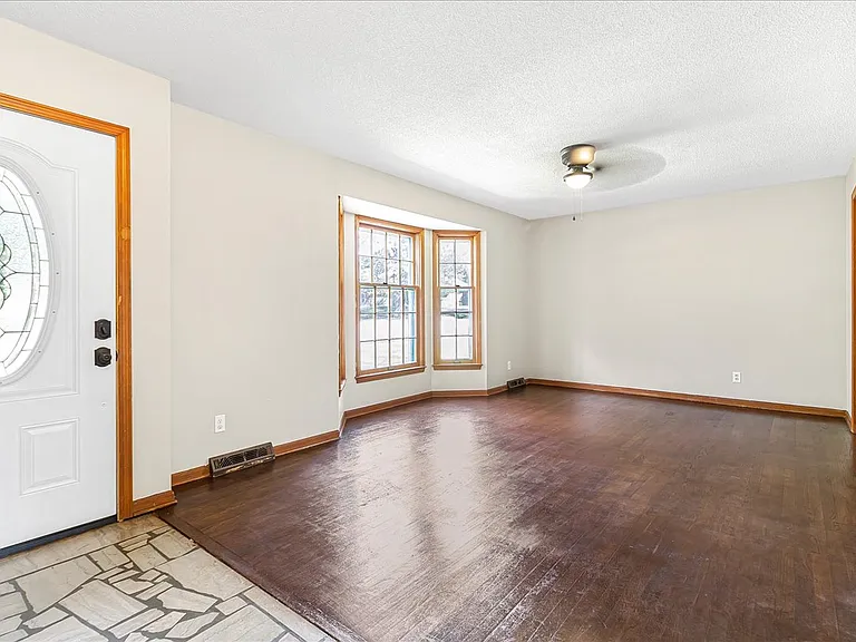 318 Goodrich Dr — Photo 1