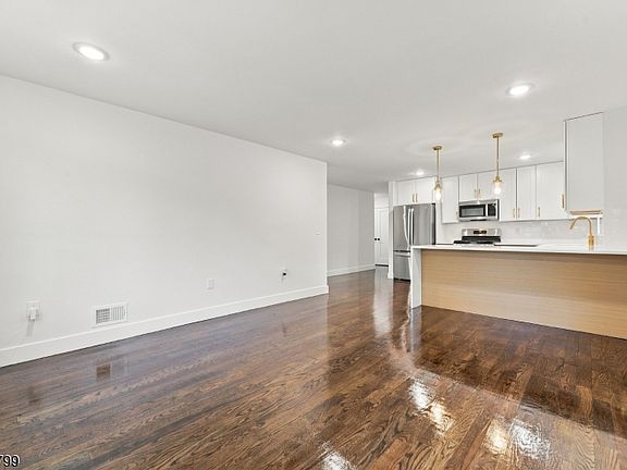 4th image of 543 13th Ave Floor 2