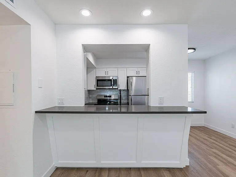 Euclid & 10th Apartments — Photo 10