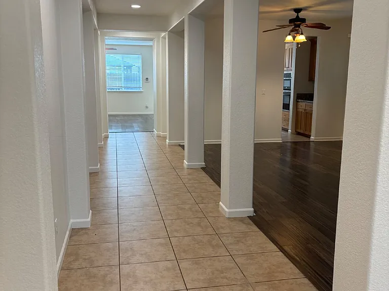 2405 El Vaquero Dr — Photo 2