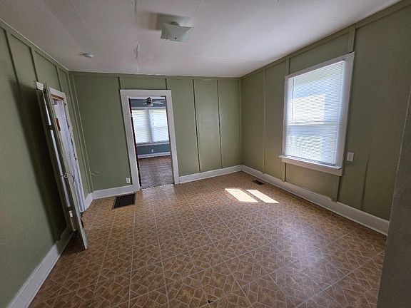 14th image of 236 Clyde St