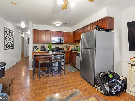 4th image of 242 W Girard Ave #1