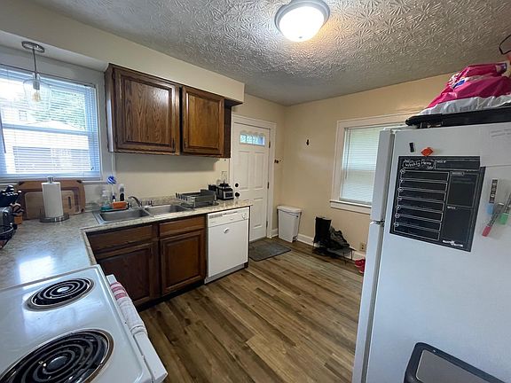 4th image of 2706 Calumet St