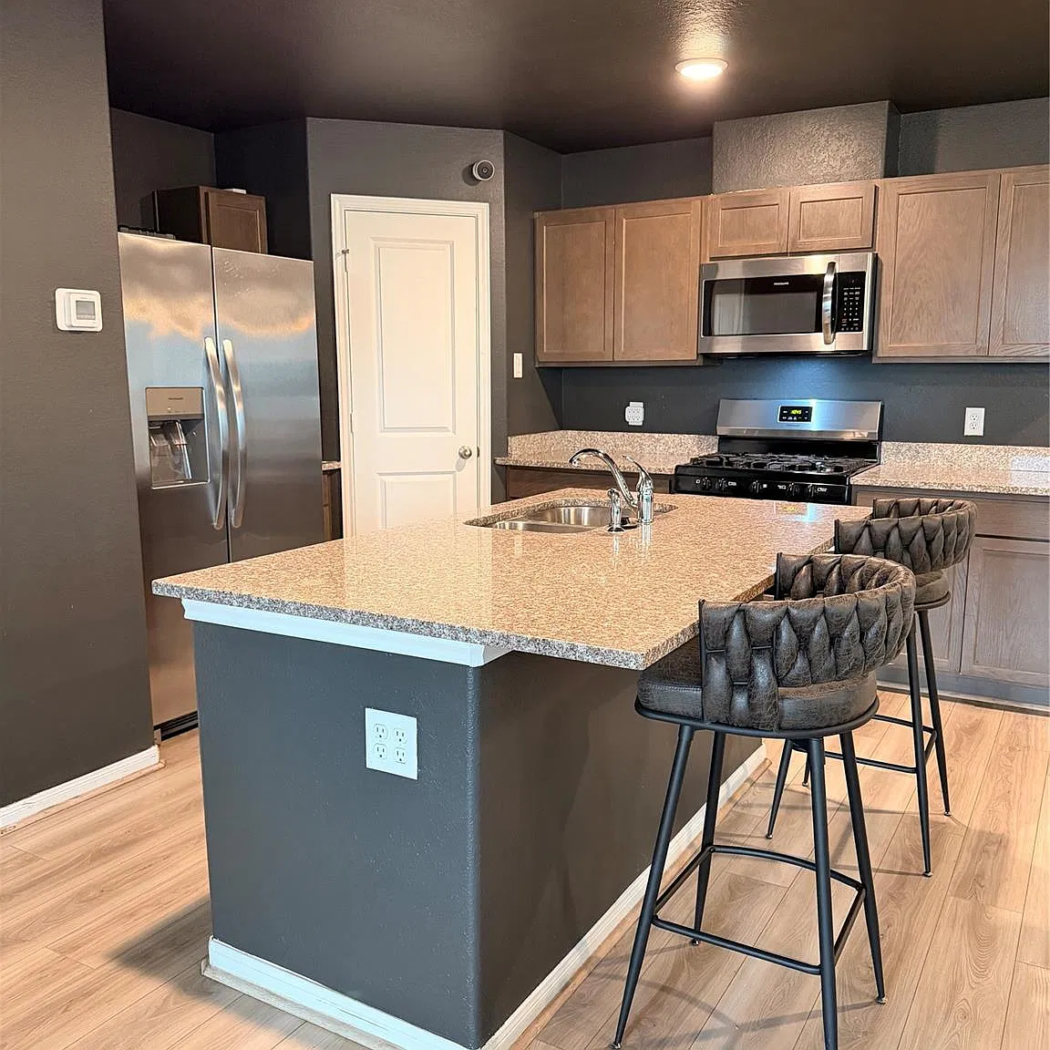 3 bed, 2.5 bath, 1667 sqft, $1,875 — Photo 3