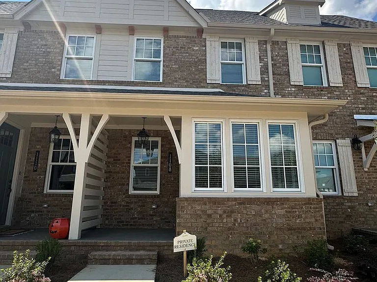 1108 Windsor Sq — Photo 1
