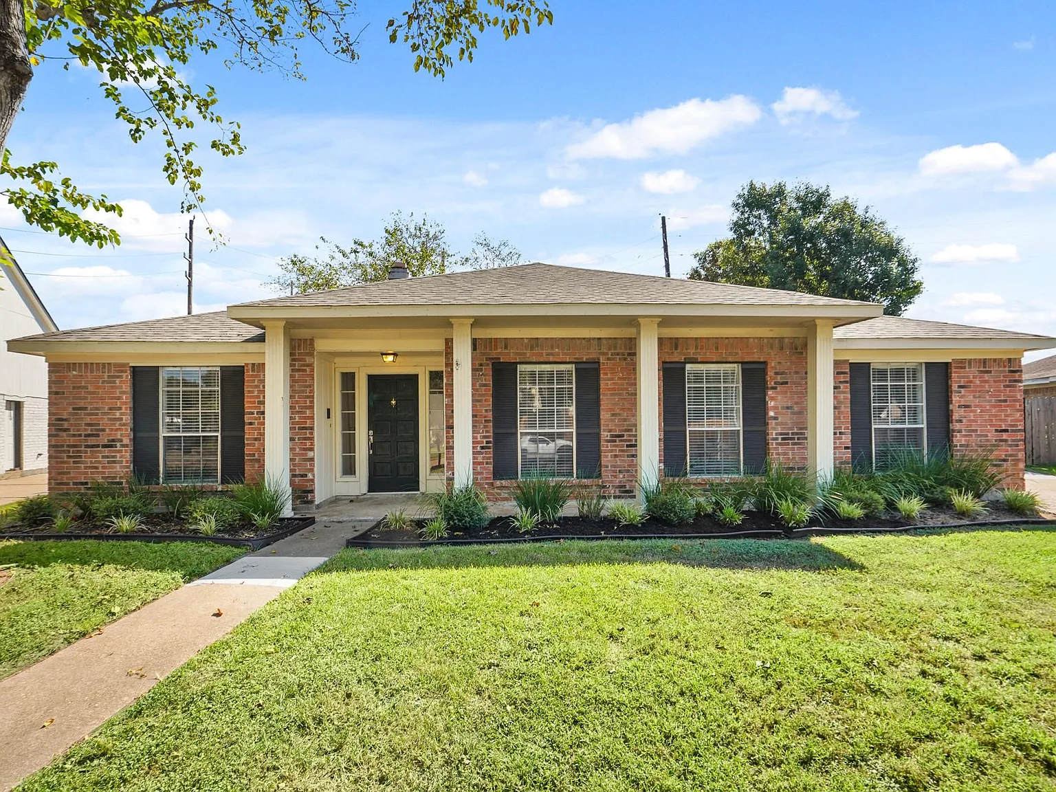4 bed, 2.0 bath, 1728 sqft, $2,200 — Photo 1