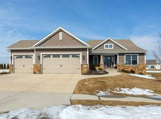 45 Country Club Ct, Le Claire, IA 52753