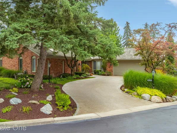 3932 Maple Hill St E, West Bloomfield, MI 48323