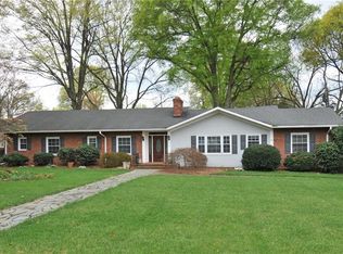 910 Roslyn Rd, Winston Salem, NC 27104