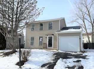 28 Chaucer Ln, Streamwood, IL