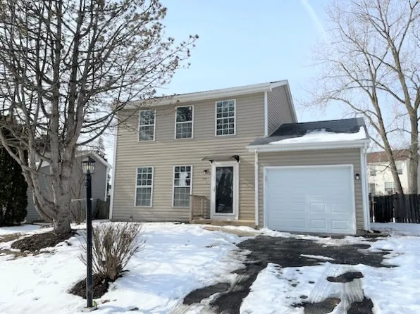 28 Chaucer Ln, Streamwood, IL 60107