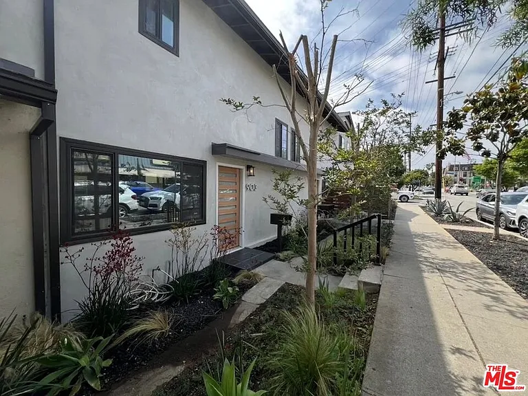 903 S Barrington Ave — Photo 10