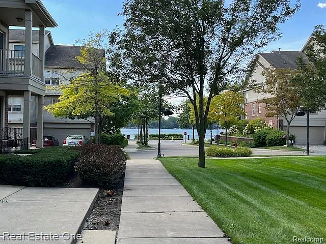 135 E Bay Dr photo 1