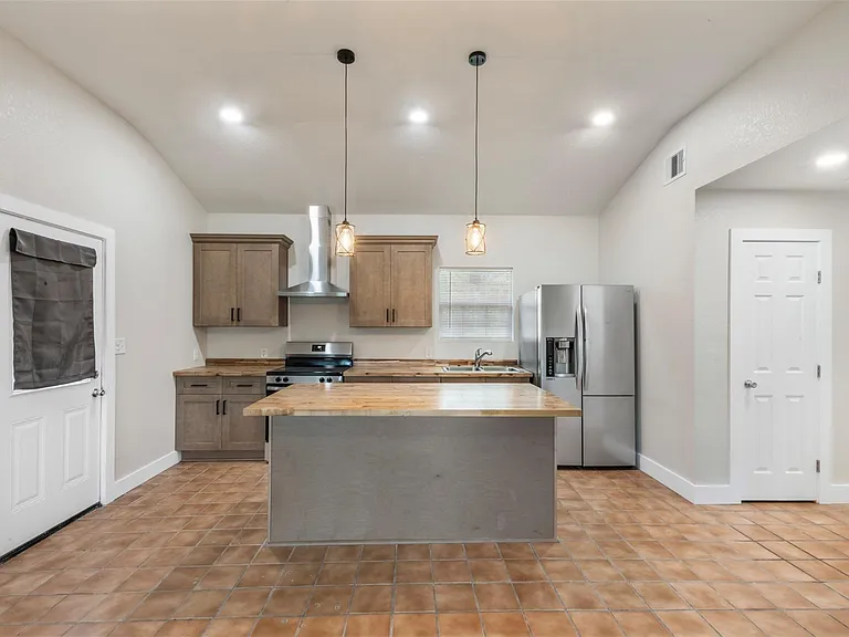 2140 County Road 235 — Photo 8