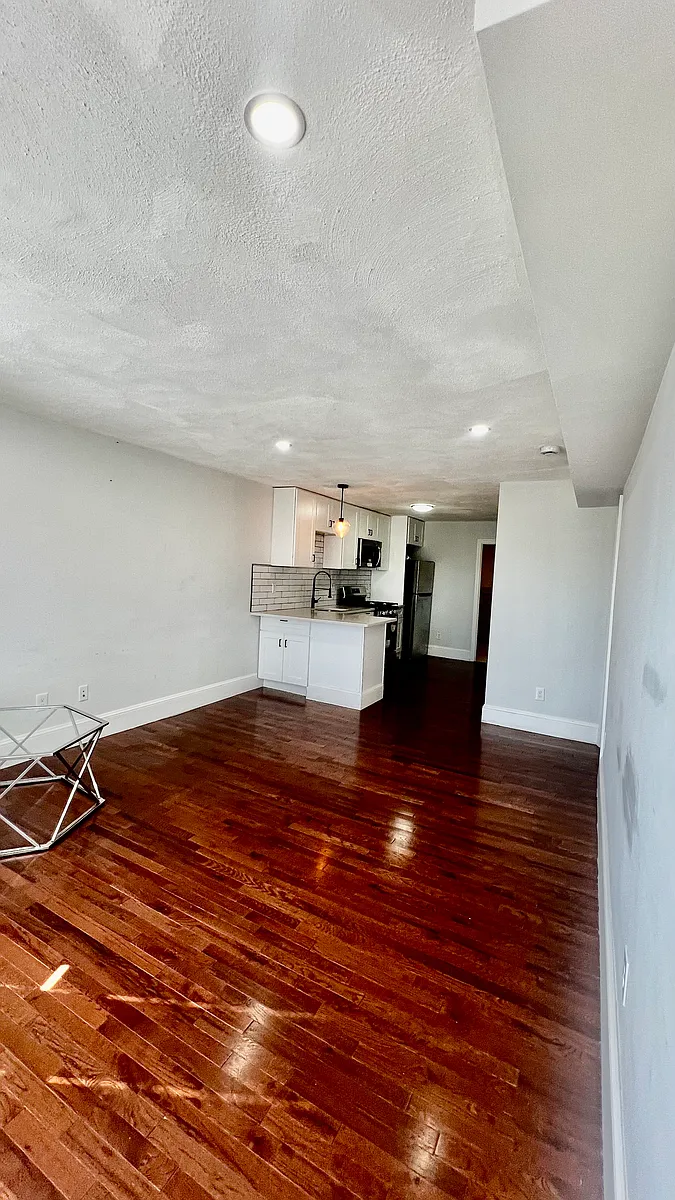 Building Photo - 397 Chelsea St #2