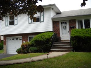 48 Genesee St, Hicksville, NY 11801