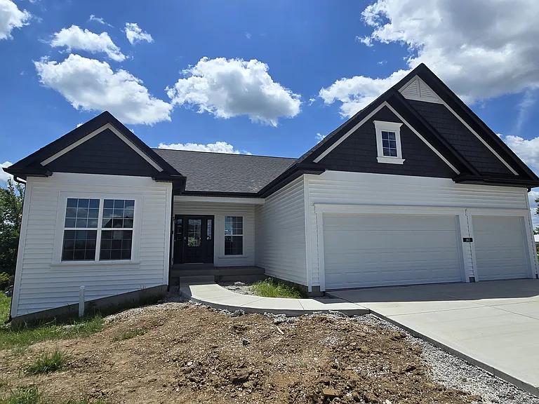 140 Sterling Dr — Photo 1