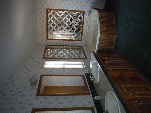 5th image of 4103 Glenn Dr SE