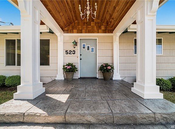 Welcome Home!  Darling entrance with chandelier lighting that adds a wonderful hominess.