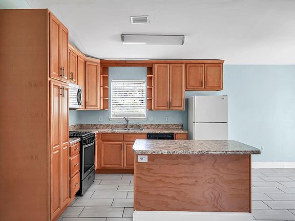 5th image of 2040 Coral St