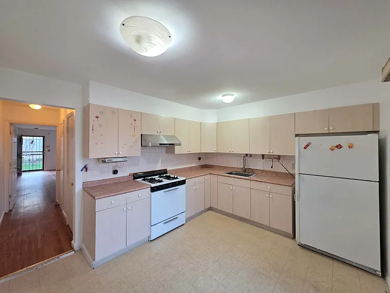 275 Skyline Dr — Photo 1
