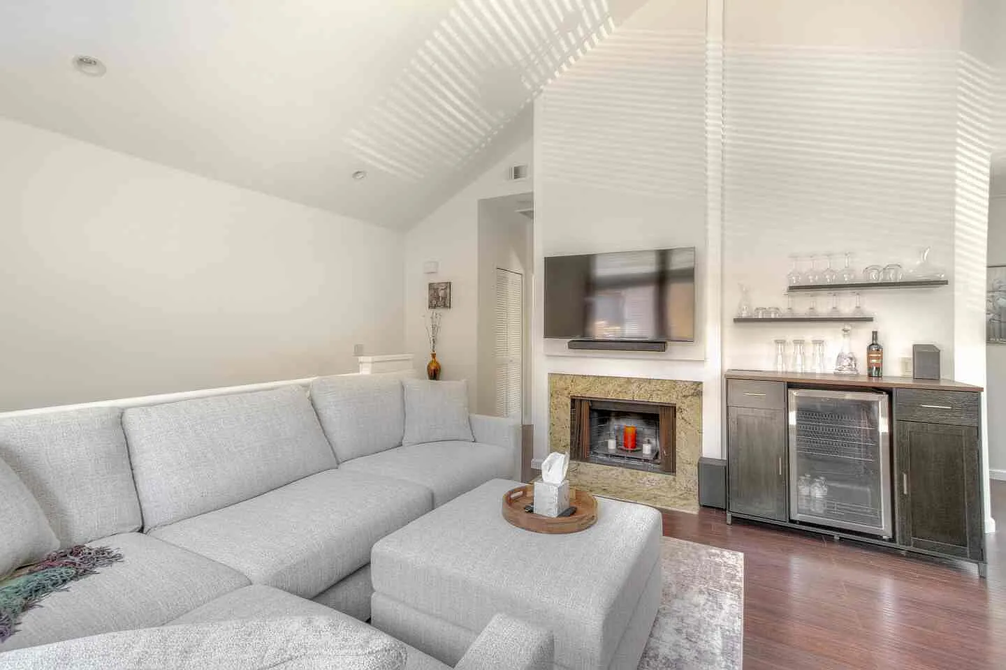 2 bed, 900 sqft, $4,500 — Photo 1