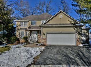 13 Red Oak Dr, Hamburg, NJ 07419