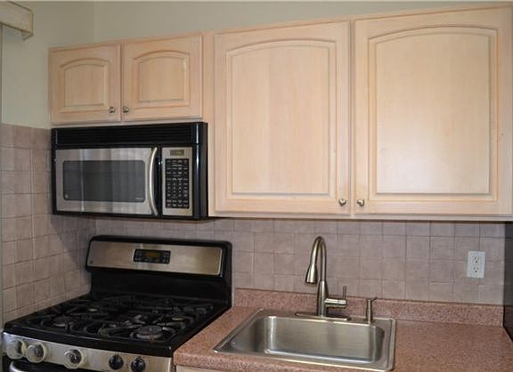 5th image of 21 Lawrence Dr APT D