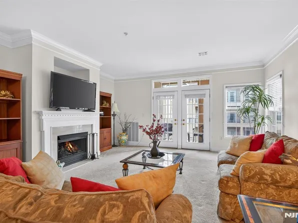 9210 Ravenscroft Rd, Clifton, NJ 07013