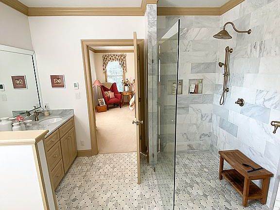 5th image of 109 S Turnberry