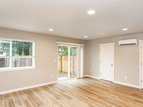 4th image of 4708 NE 37th Ct