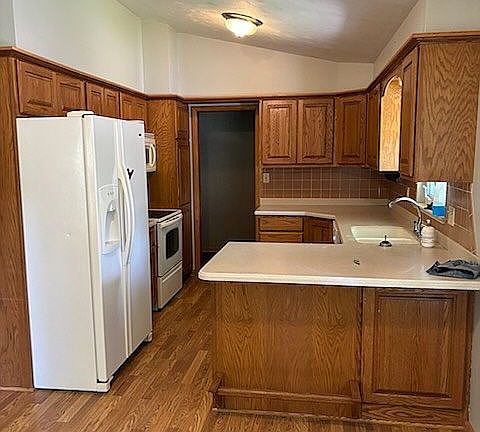 3rd image of 2063 Hunting Ave